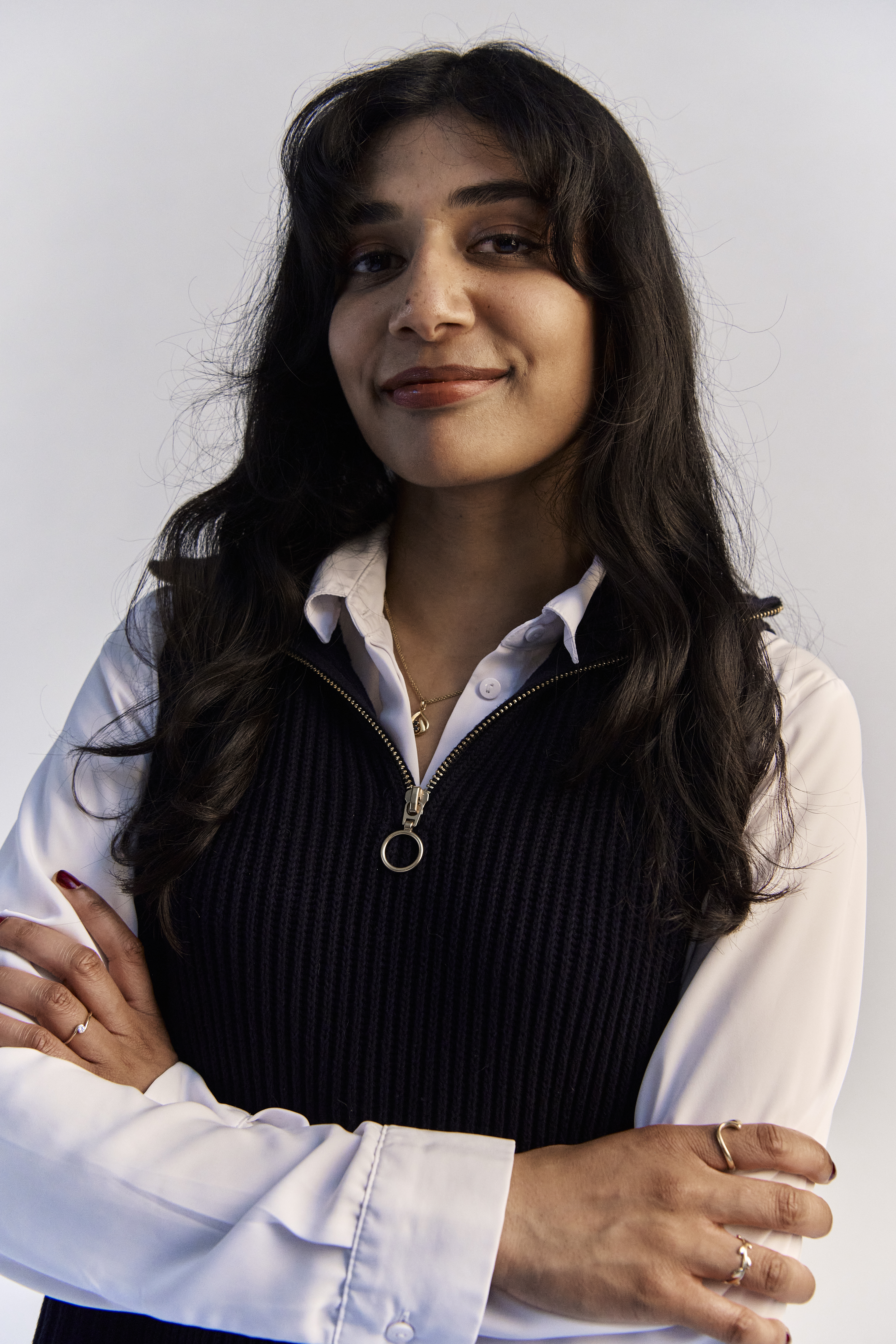 Portrait of Sharin Santhiraraja-Abresch (M. Sc.). Wissenschaftsjorunalistin und Redakteurin.